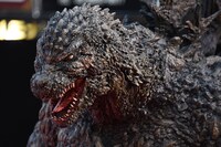 ゴジラのアップ。