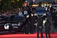 神木隆之介（右）に手を差し伸べられるも、1人でさっと車から降りた浜辺美波（左）。