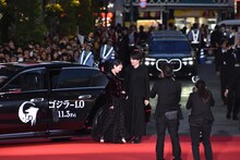 神木隆之介（右）に手を差し伸べられるも、1人でさっと車から降りた浜辺美波（左）。