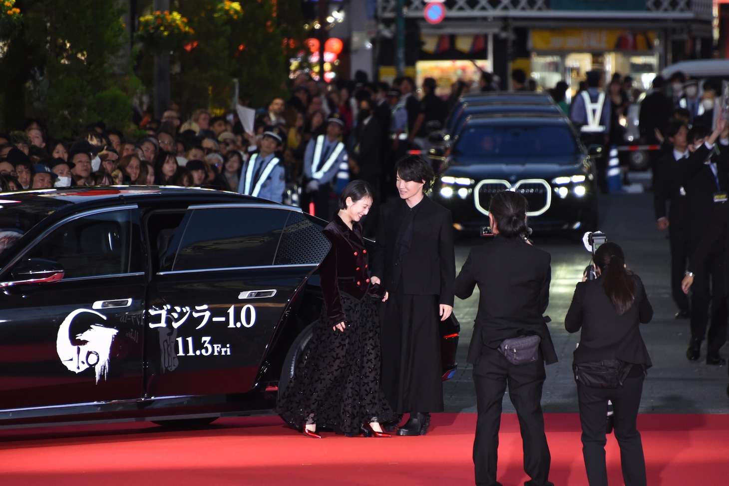 神木隆之介（右）に手を差し伸べられるも、1人でさっと車から降りた浜辺美波（左）。
