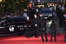 記念撮影をする神木隆之介（右）と浜辺美波（左）。