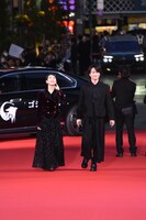 ビルの上にいるゴジラを見つけ、神木隆之介（右）に教える浜辺美波（左）。