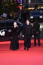 ビルの上にいるゴジラを見つけ、神木隆之介（右）に教える浜辺美波（左）。