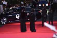 共演者たちが乗った車を迎える、神木隆之介（右）と浜辺美波（左）。