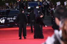 アクセサリーを落とし、慌てて拾いに行く浜辺美波（右）。