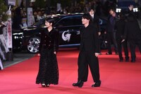 レッドカーペットをゆっくり歩く神木隆之介（右）と浜辺美波（左）。