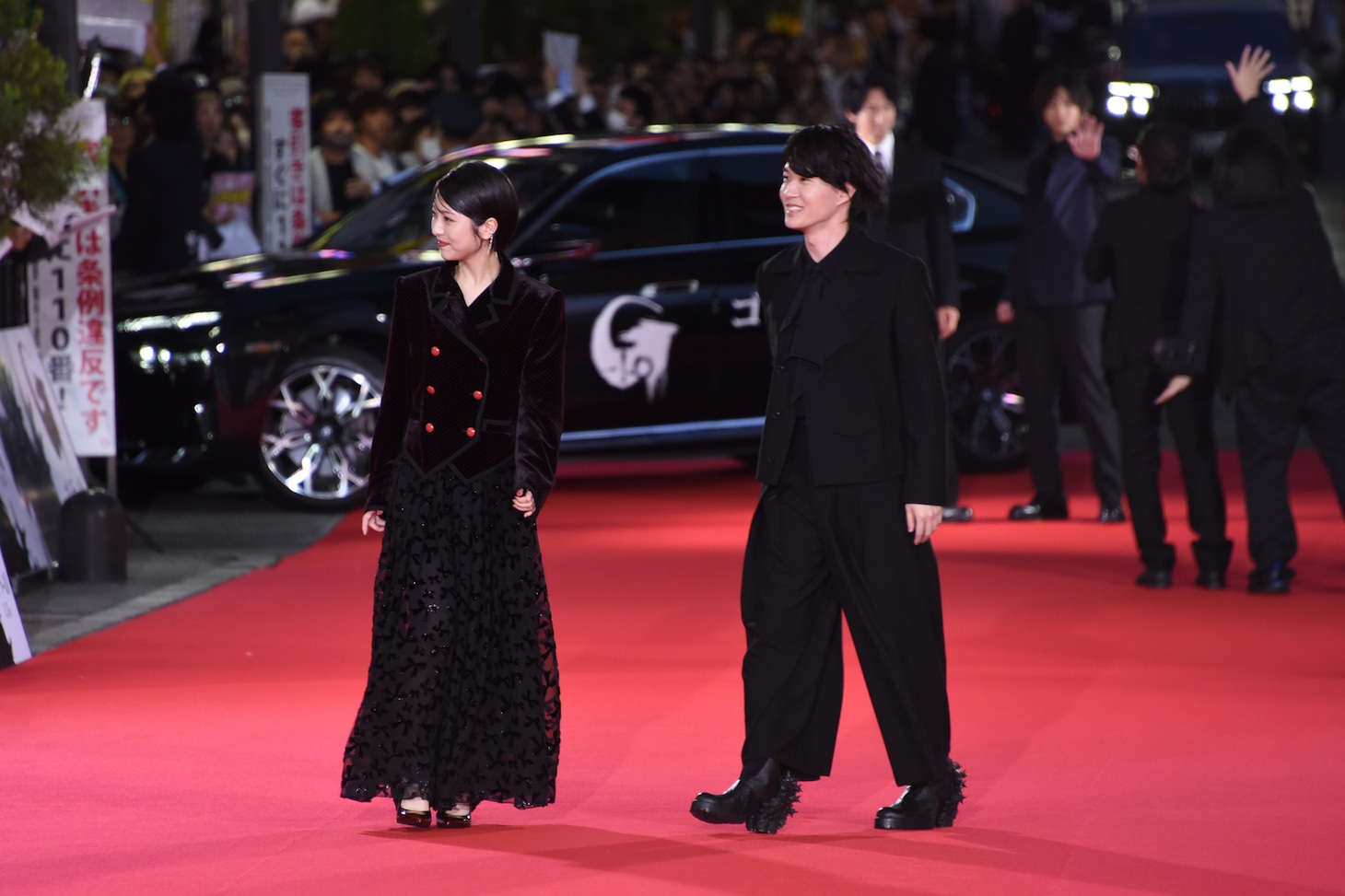 レッドカーペットをゆっくり歩く神木隆之介（右）と浜辺美波（左）。