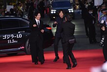 ゴジラのように歩く山田裕貴（右）と佐々木蔵之介（左）。