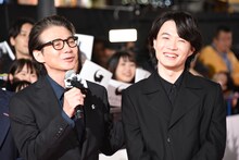 神木隆之介（右）の成長に感激する吉岡秀隆（左）。