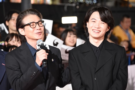 神木隆之介（右）の成長に感激する吉岡秀隆（左）。