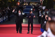 手を振りながらレッドカーペットを歩く佐々木蔵之介（左）と山田裕貴（右）。