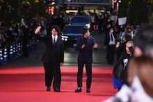 手を振りながらレッドカーペットを歩く佐々木蔵之介（左）と山田裕貴（右）。