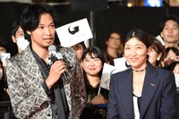 淡々とボケ続けていた青木崇高（左）と、青木の言葉に笑う安藤サクラ（右）。