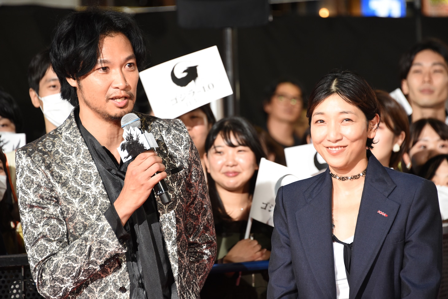 淡々とボケ続けていた青木崇高（左）と、青木の言葉に笑う安藤サクラ（右）。