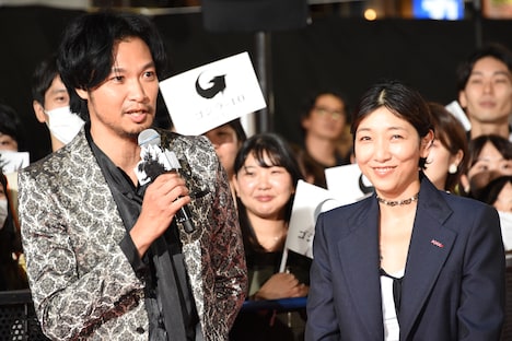 淡々とボケ続けていた青木崇高（左）と、青木の言葉に笑う安藤サクラ（右）。