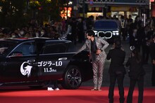 安藤サクラに手を差し伸べる青木崇高。