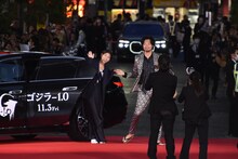 元気いっぱいに登場した安藤サクラ（左）と青木崇高（右）。