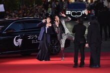 カメラに向かって、ひょうきんなポーズを取る安藤サクラ（左）と青木崇高（右）。