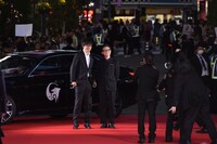 車から降り、記念撮影をする山崎貴（左）と吉岡秀隆（右）。