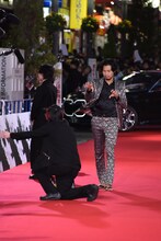 ゴジラを意識したポーズを取る青木崇高。