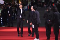 ビルの上のゴジラを指差す山崎貴（左）と、吉岡秀隆（右）。