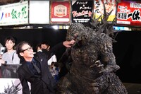 ゴジラに噛まれた吉岡秀隆。