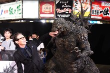 ゴジラに噛まれた吉岡秀隆。