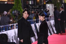 記念撮影をする神木隆之介（左）、浜辺美波（右）。