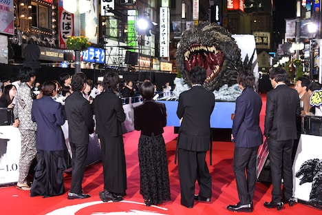 「運転手さん緊張してるだろうな」「ゆっくりで大丈夫ですよ」と、ゴジラが乗ったトラックの移動を見守る登壇者たち。