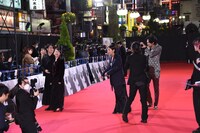 取材中の神木隆之介・浜辺美波にちょっかいを出す、青木崇高と安藤サクラ。
