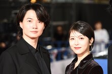 「ゴジラ-1.0」ワールドプレミアより、神木隆之介（左）と浜辺美波（右）。