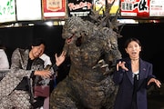 ゴジラに襲われた青木崇高（左）と、安藤サクラ（右）。