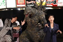 ゴジラに襲われた青木崇高（左）と、安藤サクラ（右）。