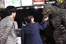 ゴジラの細部に興味津々な様子の安藤サクラ（右）、青木崇高（左）。