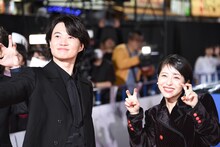 左から神木隆之介、浜辺美波。