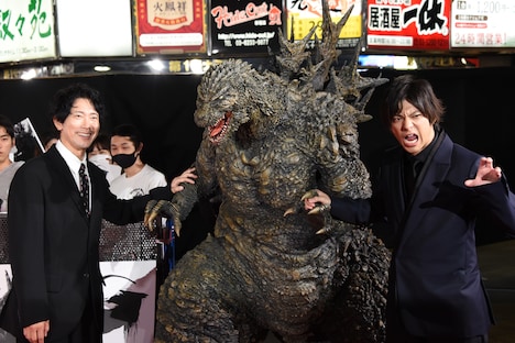 左から佐々木蔵之介、ゴジラ、山田裕貴。