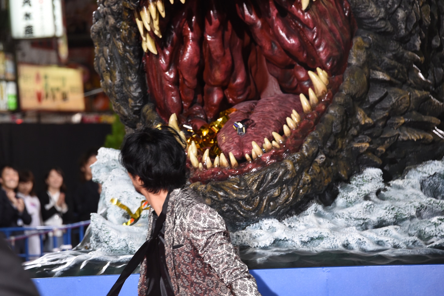 去り際、ゴジラの口にテープを投げ入れた青木崇高。