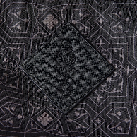 セブルス・スネイプモデルの裏地にデザインされた「闇の印」。