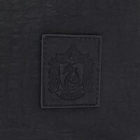 セブルス・スネイプモデルにデザインされたスリザリンの紋章。