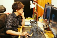 デスクで作業をする山崎貴。