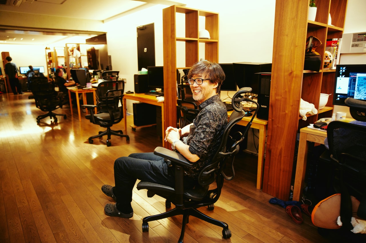 楽しそうに椅子で移動する山崎貴。