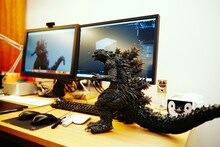 山崎貴のデスクに置かれたゴジラのフィギュア。