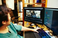 グリーンバックで撮影した映像にゴジラ、建物、黒煙などが合成されている。