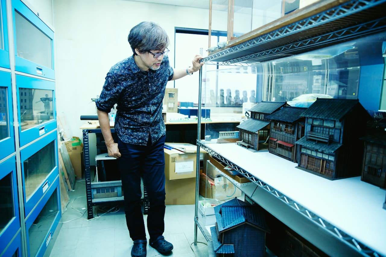 「ALWAYS 三丁目の夕日」シリーズなどで使われたミニチュアを見る山崎貴。