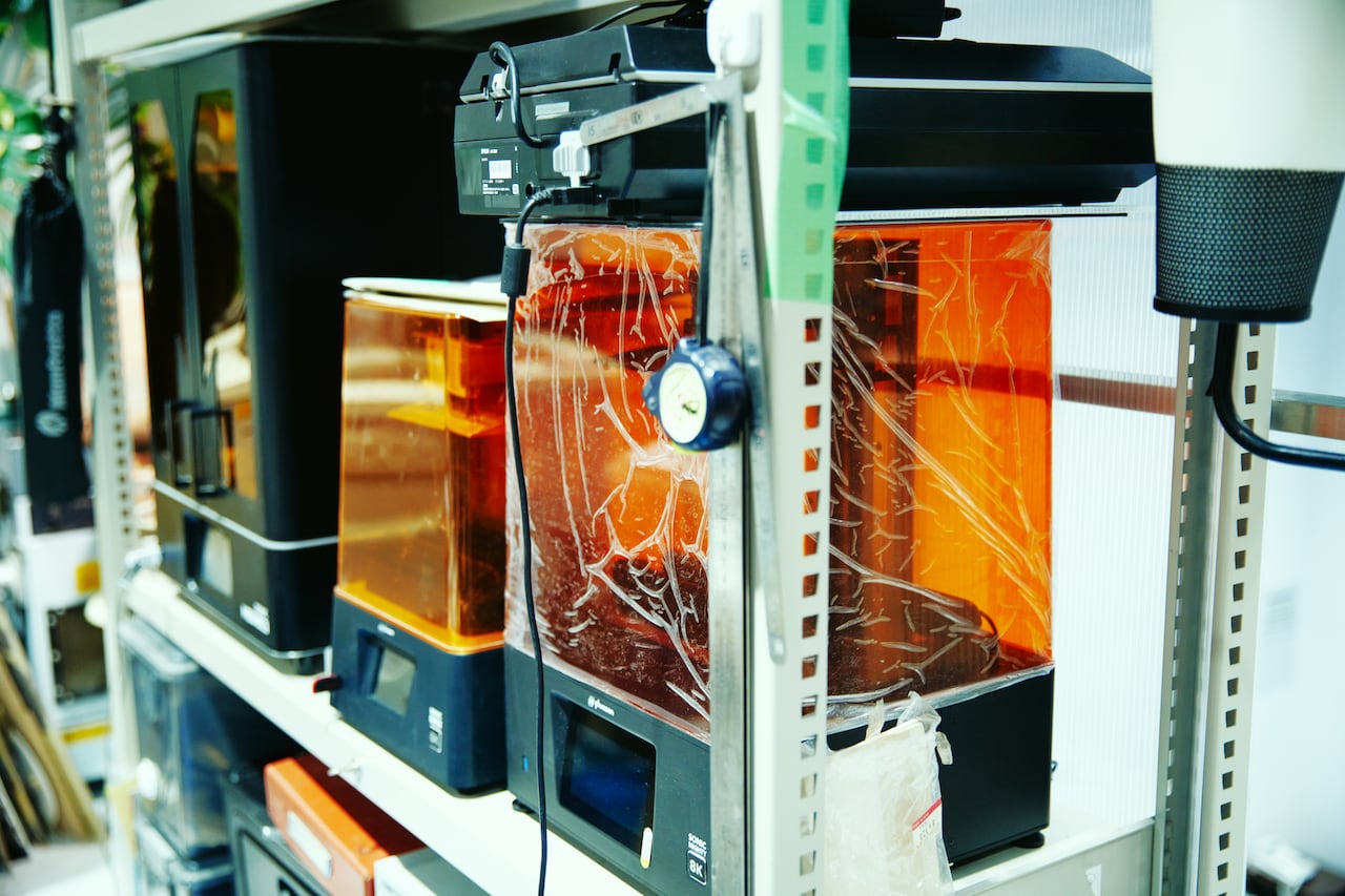 ゴジラの模型を作成した3Dプリンタ。