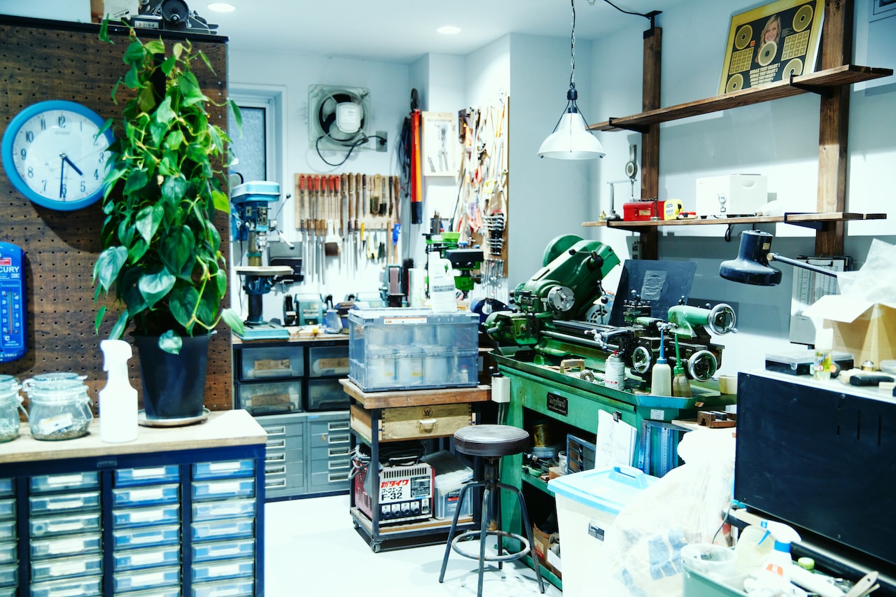 ミニチュアの制作部屋。緑の機械は切削加工に使う旋盤。