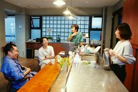 和気あいあいと話す白組スタッフたち。