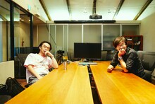 スクリーンで映像を確認する山崎貴（右）と白組スタッフ（左）。