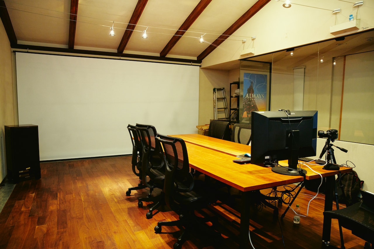 大きなスクリーンに映像を投影してチェックする。