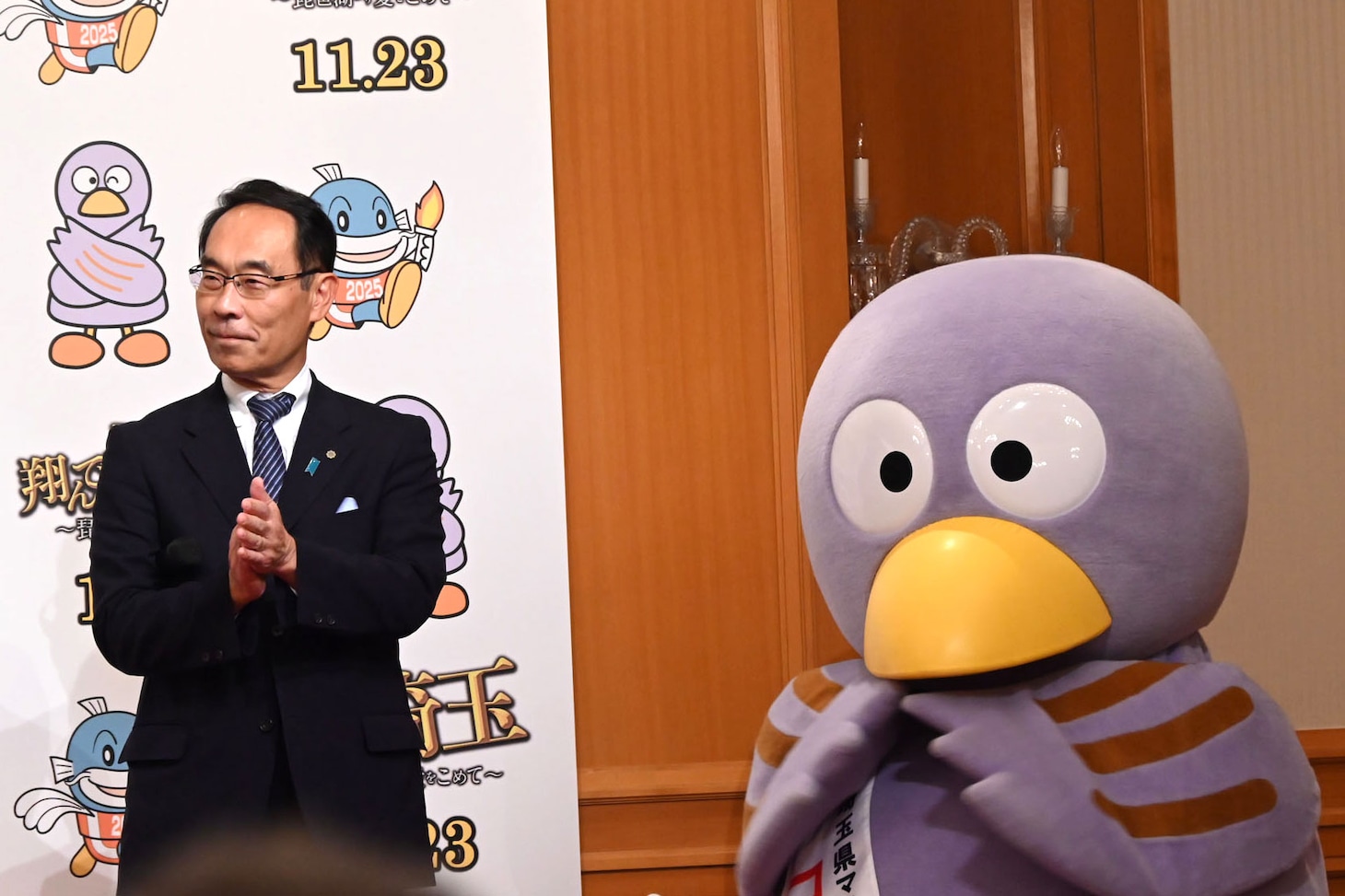左から埼玉県知事の大野元裕、コバトン。